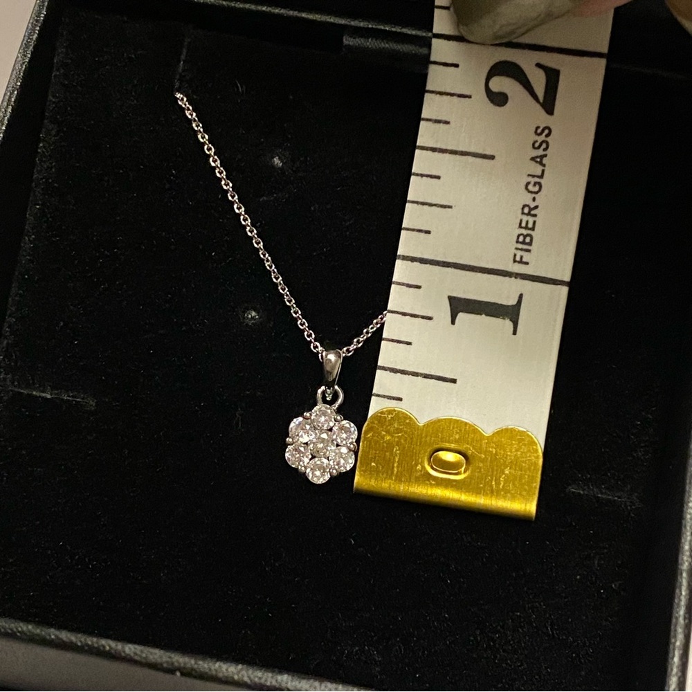 JONES NEW YORK Annabelle Necklace small white flower pedant silver thin chain - Picture 9 of 9